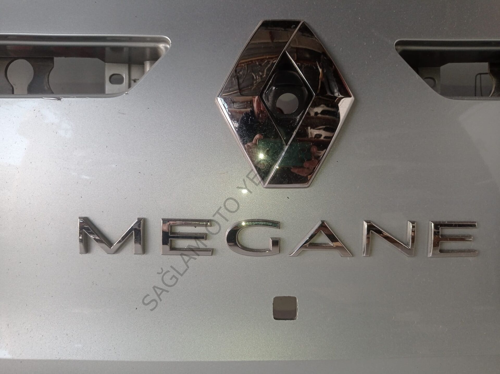 Megane 4 Bagaj  Kapağı Kaplaması İcon lar İçin Kameralı Tip